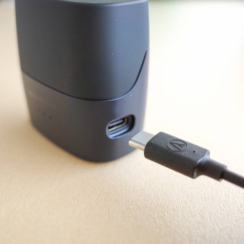 audio-technica ATH-ANC300TWのケース側面には充電用USB-Cポート