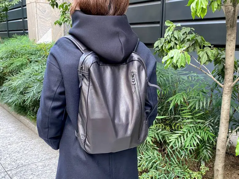 マクリン別注2WAYバッグを156cmの女性が背負った様子