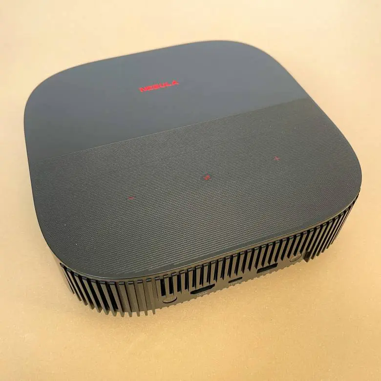 Nebula Vega Portableレビュー】フルHDの解像度と500ANSIルーメンの
