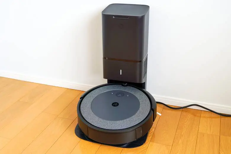 ルンバ i3+レビュー】自動ゴミ収集かつ音声操作対応で同社最安値のロボット掃除機 | マクリン