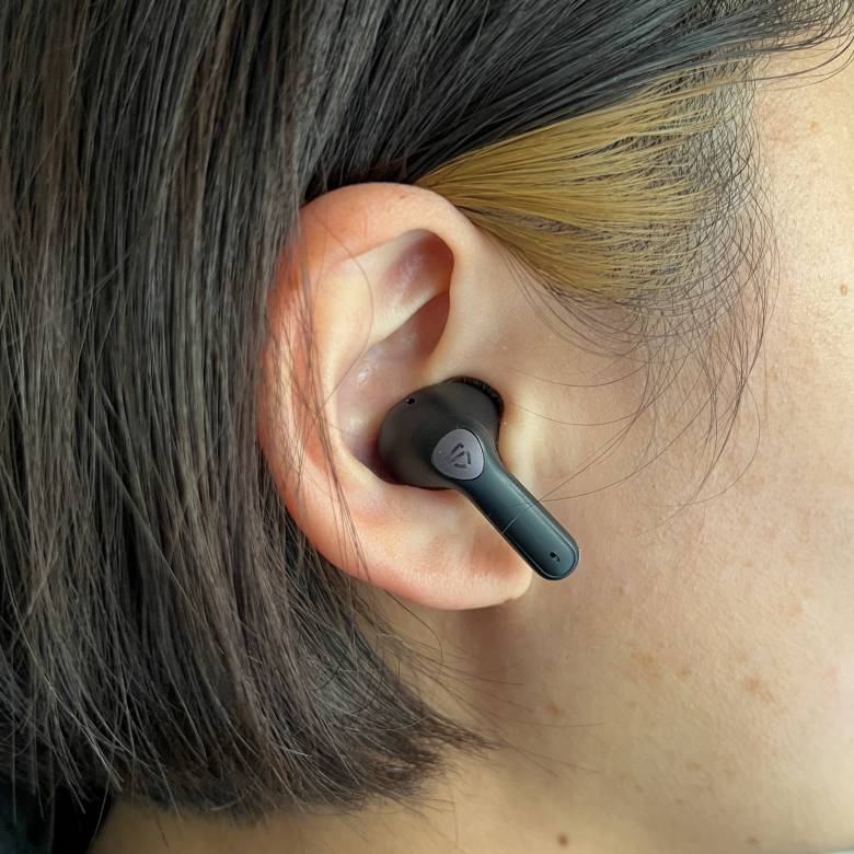 SOUNDPEATS Air3 Proを耳に装着した様子