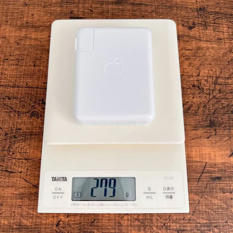 140W USB-C電源アダプタの重量は約279g