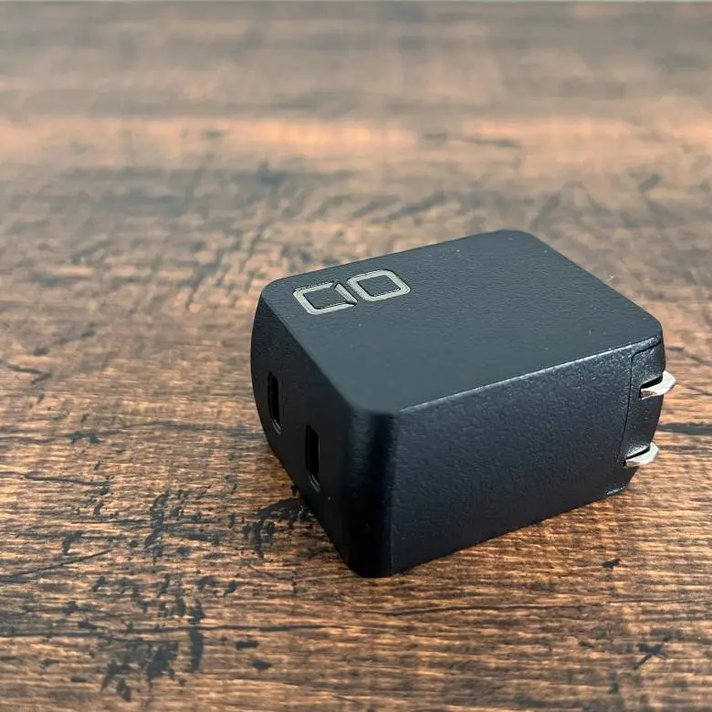CIO NovaPort DUOのロゴプレートはアルミ