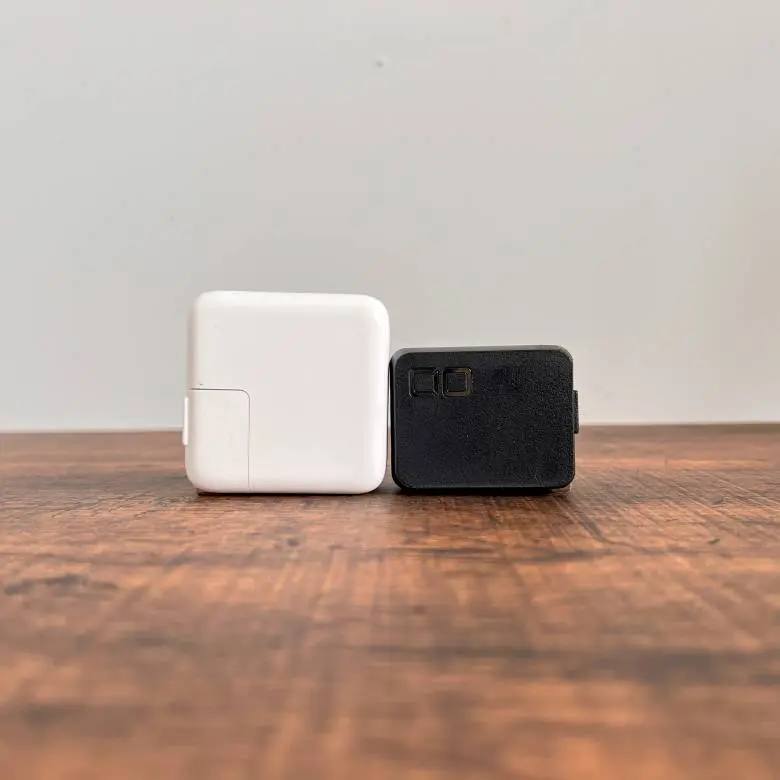 CIO NovaPort DUOと30W USB-C電源アダプタのサイズ比較
