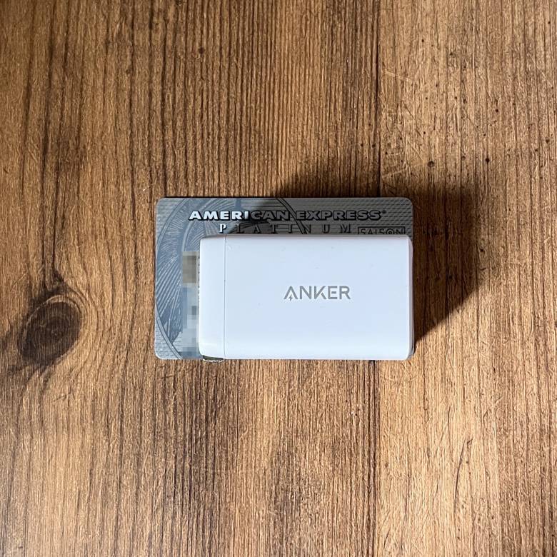 Anker 725 Charger (65W)のサイズは約38 x 31 x 64mm