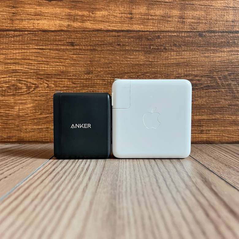 Anker 736 Charger (Nano II 100W)とApple 96W USB-C電源アダプタのサイズ比較