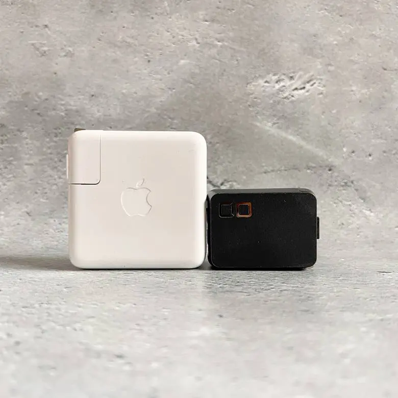 CIO NovaPort TRIO 65WとApple 67W USB-C電源アダプタで比較