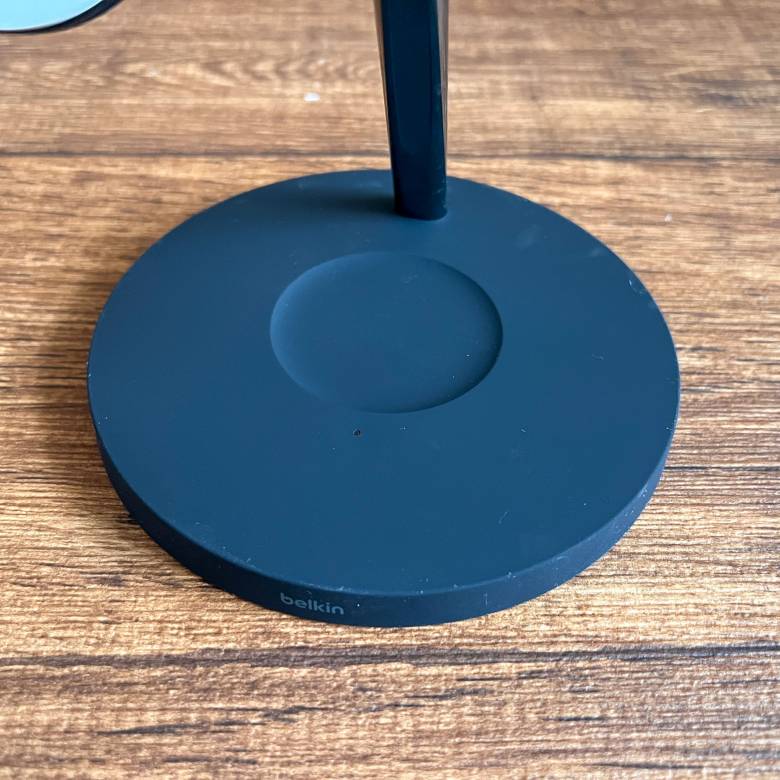 Belkin BOOST CHARGE PRO 3-in-1 Wireless Charger with MagSafeの台座部分はシリコン吹き付け塗装