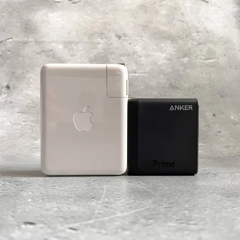 Anker 747 Charger (GaNPrime 150W)とApple 140W USB-C電源アダプタのサイズ比較