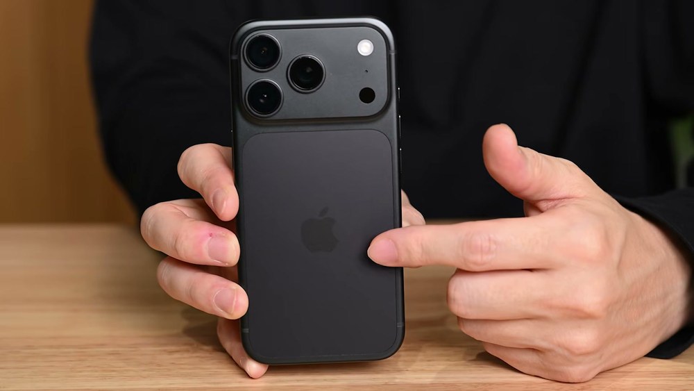 iPhone 18 Pro ブラックの背面