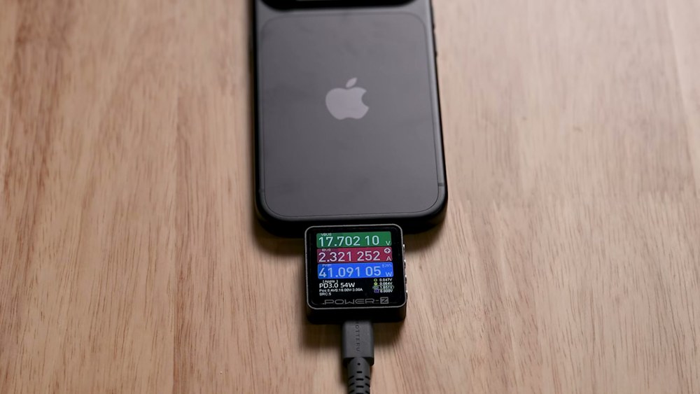 iPhone 18 Proを計測器経由で充電